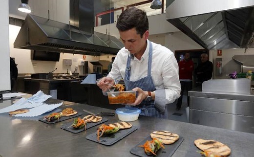 Un cocinero de El Foro de Rueda prepara su tapa antes de presentársela al jurado en la Escuela Internacional de Cocina. / CÉSAR MINGELA